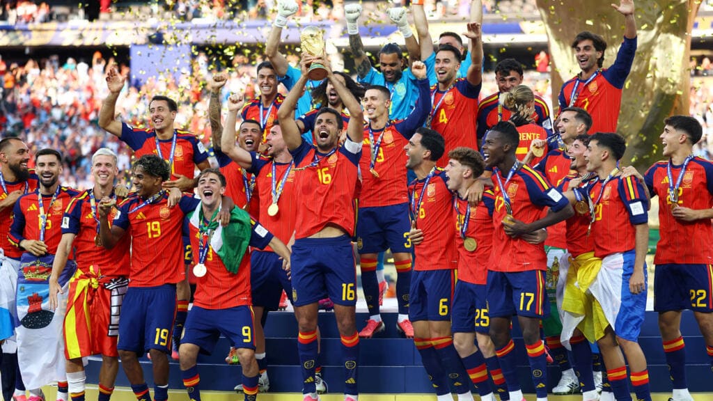 La selección española celebrando el título con el trofeo